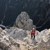 Barbara on the last meters to the summit of the Sass d'Ortiga with the Pala del Rifugio in the background